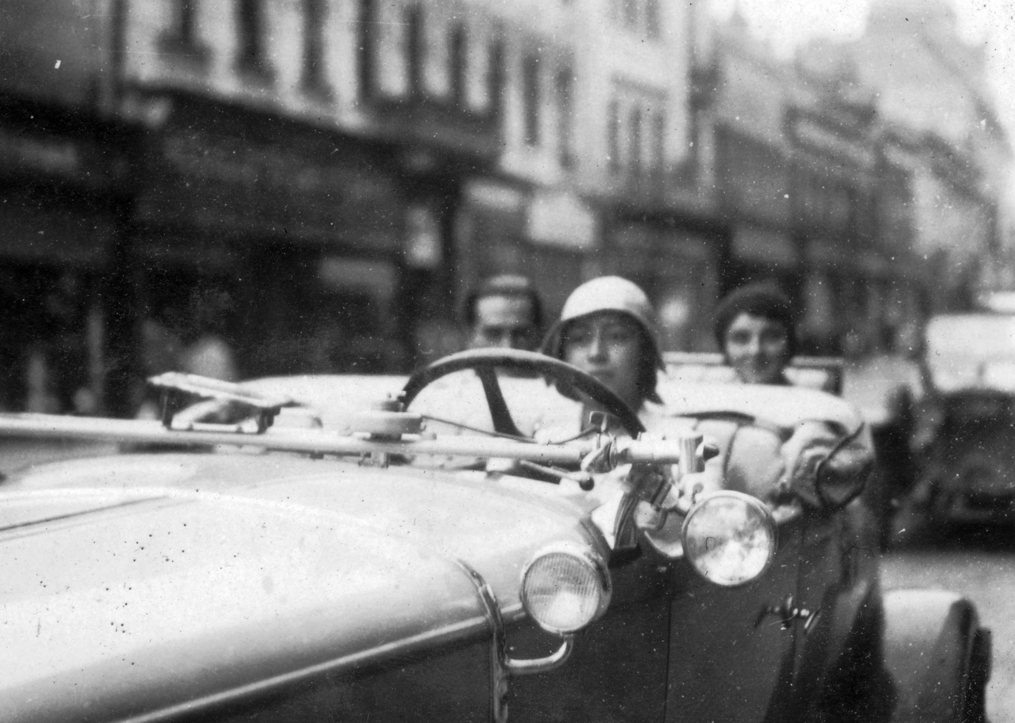 Igy hódítottak a flapperek Magyarországon: autóvezetés, bubifrizura és szabadság